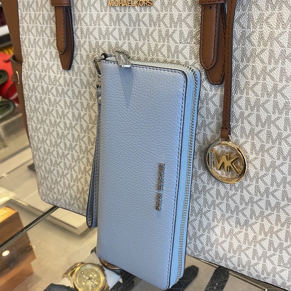 MICHAEL KORS
Leather Continental Wristlet Phone Case Wallet
Pale Blue
NWT - Picture 2 of 16